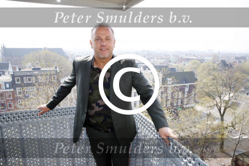 Amsterdam 10 april 2015
Gordon metselt een steen met zijn naam erop bij de westertoren.