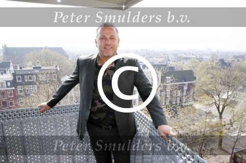 Amsterdam 10 april 2015
Gordon metselt een steen met zijn naam erop bij de westertoren.