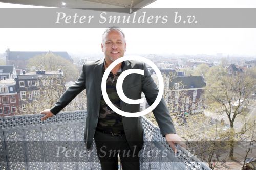 Amsterdam 10 april 2015
Gordon metselt een steen met zijn naam erop bij de westertoren.