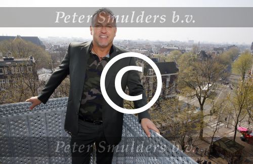 Amsterdam 10 april 2015
Gordon metselt een steen met zijn naam erop bij de westertoren.