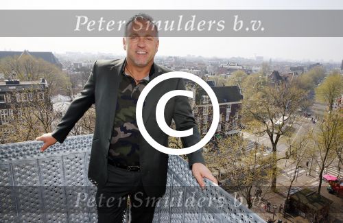 Amsterdam 10 april 2015
Gordon metselt een steen met zijn naam erop bij de westertoren.