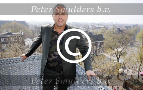 Amsterdam 10 april 2015
Gordon metselt een steen met zijn naam erop bij de westertoren.