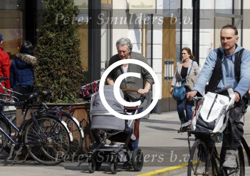 Amsterdam 10 april 2015
Hajo Bruins met zijn dochter op de pc hooftstraat