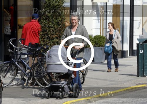 Amsterdam 10 april 2015
Hajo Bruins met zijn dochter op de pc hooftstraat