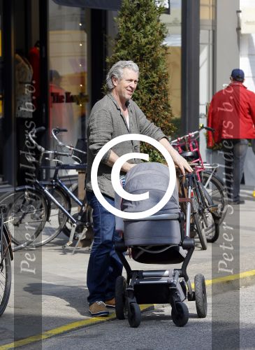 Amsterdam 10 april 2015
Hajo Bruins met zijn dochter op de pc hooftstraat