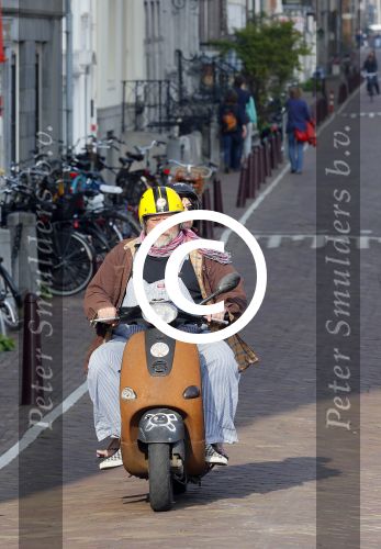 Amsterdam 10 april 2015    
Henk en Louise Schiffmacher op de scooter