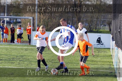Volendam 15 april 2015
Het mini jan Smit stadion is vanavond geopend met een serie penaltie s van Henk Veerman en Robert Muhren op Jan Smit als keeper. Ook Liza Fem Emma en Senn waren aanwezen alsmede ome Cor