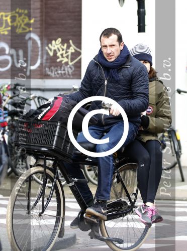 Amsterdam 7 april 2015
Kim v Kooten achter op de fiets bij haar man Jacob Derwig