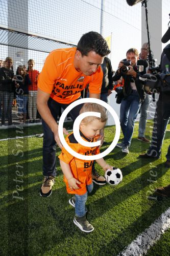 Volendam 15 april 2015
Het mini jan Smit stadion is vanavond geopend met een serie penaltie s van Henk Veerman en Robert Muhren op Jan Smit als keeper. Ook Liza Fem Emma en Senn waren aanwezen alsmede ome Cor