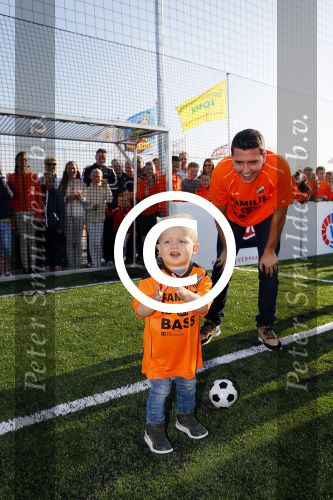 Volendam 15 april 2015
Het mini jan Smit stadion is vanavond geopend met een serie penaltie s van Henk Veerman en Robert Muhren op Jan Smit als keeper. Ook Liza Fem Emma en Senn waren aanwezen alsmede ome Cor