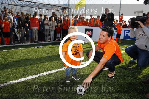 Volendam 15 april 2015
Het mini jan Smit stadion is vanavond geopend met een serie penaltie s van Henk Veerman en Robert Muhren op Jan Smit als keeper. Ook Liza Fem Emma en Senn waren aanwezen alsmede ome Cor