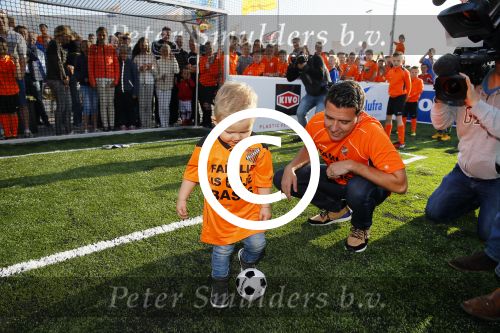 Volendam 15 april 2015
Het mini jan Smit stadion is vanavond geopend met een serie penaltie s van Henk Veerman en Robert Muhren op Jan Smit als keeper. Ook Liza Fem Emma en Senn waren aanwezen alsmede ome Cor