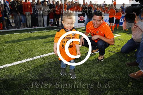 Volendam 15 april 2015
Het mini jan Smit stadion is vanavond geopend met een serie penaltie s van Henk Veerman en Robert Muhren op Jan Smit als keeper. Ook Liza Fem Emma en Senn waren aanwezen alsmede ome Cor