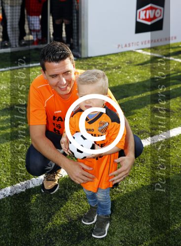 Volendam 15 april 2015
Het mini jan Smit stadion is vanavond geopend met een serie penaltie s van Henk Veerman en Robert Muhren op Jan Smit als keeper. Ook Liza Fem Emma en Senn waren aanwezen alsmede ome Cor