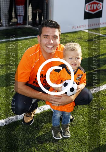 Volendam 15 april 2015
Het mini jan Smit stadion is vanavond geopend met een serie penaltie s van Henk Veerman en Robert Muhren op Jan Smit als keeper. Ook Liza Fem Emma en Senn waren aanwezen alsmede ome Cor