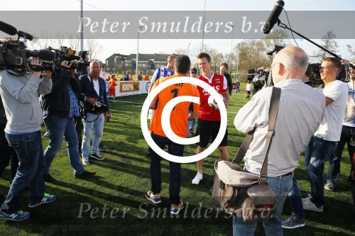 Volendam 15 april 2015
Het mini jan Smit stadion is vanavond geopend met een serie penaltie s van Henk Veerman en Robert Muhren op Jan Smit als keeper. Ook Liza Fem Emma en Senn waren aanwezen alsmede ome Cor