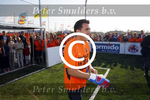 Volendam 15 april 2015
Het mini jan Smit stadion is vanavond geopend met een serie penaltie s van Henk Veerman en Robert Muhren op Jan Smit als keeper. Ook Liza Fem Emma en Senn waren aanwezen alsmede ome Cor