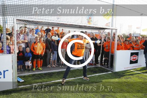Volendam 15 april 2015
Het mini jan Smit stadion is vanavond geopend met een serie penaltie s van Henk Veerman en Robert Muhren op Jan Smit als keeper. Ook Liza Fem Emma en Senn waren aanwezen alsmede ome Cor