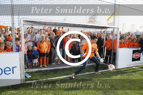 Volendam 15 april 2015
Het mini jan Smit stadion is vanavond geopend met een serie penaltie s van Henk Veerman en Robert Muhren op Jan Smit als keeper. Ook Liza Fem Emma en Senn waren aanwezen alsmede ome Cor