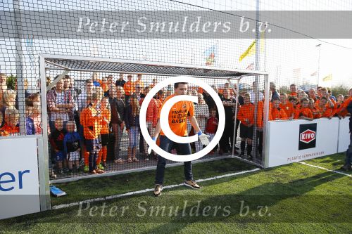 Volendam 15 april 2015
Het mini jan Smit stadion is vanavond geopend met een serie penaltie s van Henk Veerman en Robert Muhren op Jan Smit als keeper. Ook Liza Fem Emma en Senn waren aanwezen alsmede ome Cor