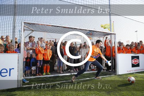 Volendam 15 april 2015
Het mini jan Smit stadion is vanavond geopend met een serie penaltie s van Henk Veerman en Robert Muhren op Jan Smit als keeper. Ook Liza Fem Emma en Senn waren aanwezen alsmede ome Cor