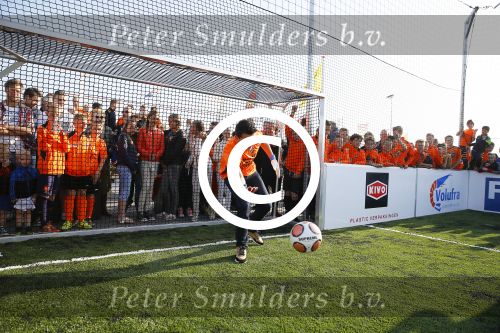 Volendam 15 april 2015
Het mini jan Smit stadion is vanavond geopend met een serie penaltie s van Henk Veerman en Robert Muhren op Jan Smit als keeper. Ook Liza Fem Emma en Senn waren aanwezen alsmede ome Cor