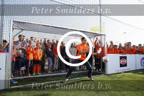 Volendam 15 april 2015
Het mini jan Smit stadion is vanavond geopend met een serie penaltie s van Henk Veerman en Robert Muhren op Jan Smit als keeper. Ook Liza Fem Emma en Senn waren aanwezen alsmede ome Cor