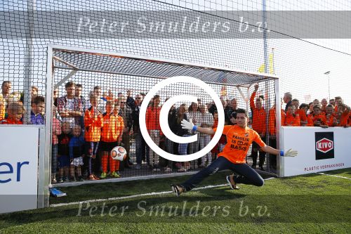 Volendam 15 april 2015
Het mini jan Smit stadion is vanavond geopend met een serie penaltie s van Henk Veerman en Robert Muhren op Jan Smit als keeper. Ook Liza Fem Emma en Senn waren aanwezen alsmede ome Cor