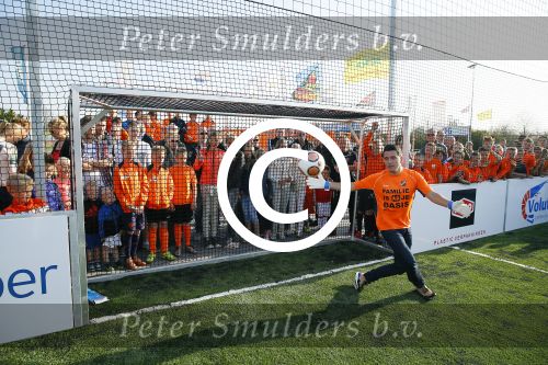 Volendam 15 april 2015
Het mini jan Smit stadion is vanavond geopend met een serie penaltie s van Henk Veerman en Robert Muhren op Jan Smit als keeper. Ook Liza Fem Emma en Senn waren aanwezen alsmede ome Cor