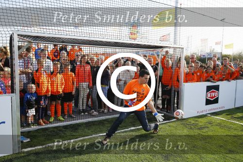 Volendam 15 april 2015
Het mini jan Smit stadion is vanavond geopend met een serie penaltie s van Henk Veerman en Robert Muhren op Jan Smit als keeper. Ook Liza Fem Emma en Senn waren aanwezen alsmede ome Cor