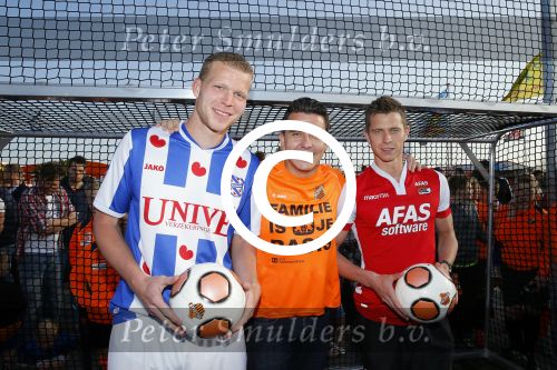 Volendam 15 april 2015
Het mini jan Smit stadion is vanavond geopend met een serie penaltie s van Henk Veerman en Robert Muhren op Jan Smit als keeper. Ook Liza Fem Emma en Senn waren aanwezen alsmede ome Cor