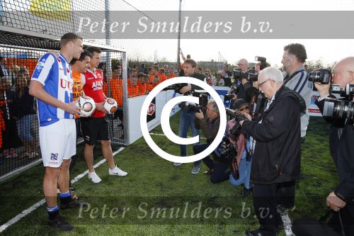 Volendam 15 april 2015
Het mini jan Smit stadion is vanavond geopend met een serie penaltie s van Henk Veerman en Robert Muhren op Jan Smit als keeper. Ook Liza Fem Emma en Senn waren aanwezen alsmede ome Cor