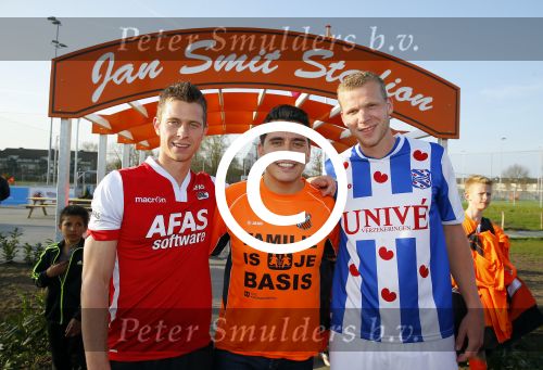 Volendam 15 april 2015
Het mini jan Smit stadion is vanavond geopend met een serie penaltie s van Henk Veerman en Robert Muhren op Jan Smit als keeper. Ook Liza Fem Emma en Senn waren aanwezen alsmede ome Cor
