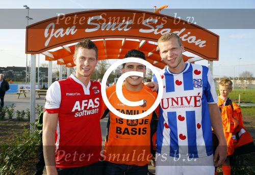 Volendam 15 april 2015
Het mini jan Smit stadion is vanavond geopend met een serie penaltie s van Henk Veerman en Robert Muhren op Jan Smit als keeper. Ook Liza Fem Emma en Senn waren aanwezen alsmede ome Cor