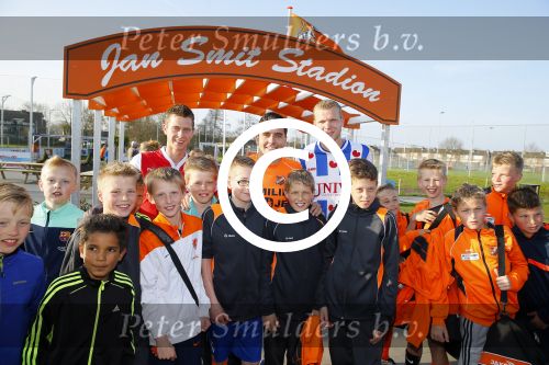 Volendam 15 april 2015
Het mini jan Smit stadion is vanavond geopend met een serie penaltie s van Henk Veerman en Robert Muhren op Jan Smit als keeper. Ook Liza Fem Emma en Senn waren aanwezen alsmede ome Cor