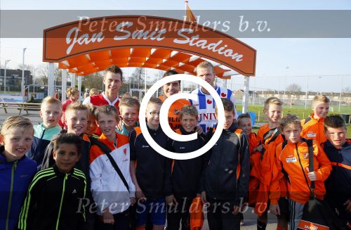 Volendam 15 april 2015
Het mini jan Smit stadion is vanavond geopend met een serie penaltie s van Henk Veerman en Robert Muhren op Jan Smit als keeper. Ook Liza Fem Emma en Senn waren aanwezen alsmede ome Cor