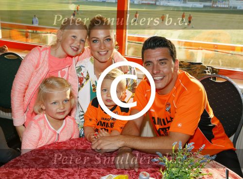 Volendam 15 april 2015
Het mini jan Smit stadion is vanavond geopend met een serie penaltie s van Henk Veerman en Robert Muhren op Jan Smit als keeper. Ook Liza Fem Emma en Senn waren aanwezen alsmede ome Cor