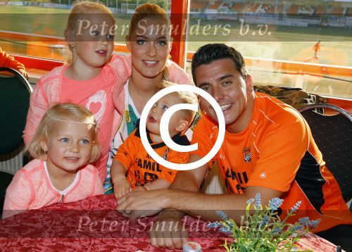 Volendam 15 april 2015
Het mini jan Smit stadion is vanavond geopend met een serie penaltie s van Henk Veerman en Robert Muhren op Jan Smit als keeper. Ook Liza Fem Emma en Senn waren aanwezen alsmede ome Cor