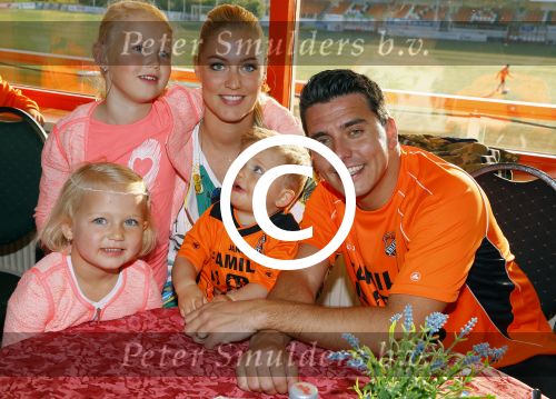 Volendam 15 april 2015
Het mini jan Smit stadion is vanavond geopend met een serie penaltie s van Henk Veerman en Robert Muhren op Jan Smit als keeper. Ook Liza Fem Emma en Senn waren aanwezen alsmede ome Cor