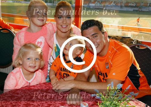 Volendam 15 april 2015
Het mini jan Smit stadion is vanavond geopend met een serie penaltie s van Henk Veerman en Robert Muhren op Jan Smit als keeper. Ook Liza Fem Emma en Senn waren aanwezen alsmede ome Cor