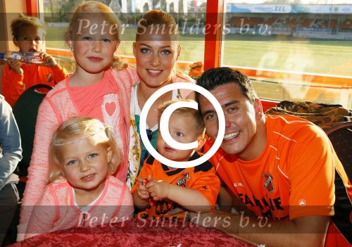 Volendam 15 april 2015
Het mini jan Smit stadion is vanavond geopend met een serie penaltie s van Henk Veerman en Robert Muhren op Jan Smit als keeper. Ook Liza Fem Emma en Senn waren aanwezen alsmede ome Cor