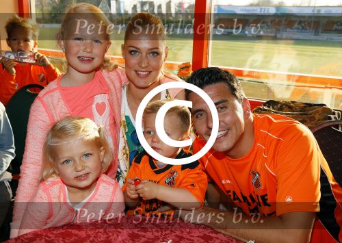 Volendam 15 april 2015
Het mini jan Smit stadion is vanavond geopend met een serie penaltie s van Henk Veerman en Robert Muhren op Jan Smit als keeper. Ook Liza Fem Emma en Senn waren aanwezen alsmede ome Cor