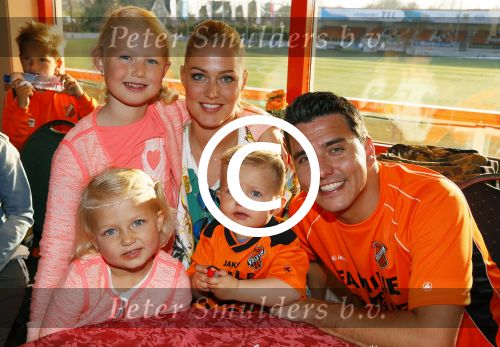Volendam 15 april 2015
Het mini jan Smit stadion is vanavond geopend met een serie penaltie s van Henk Veerman en Robert Muhren op Jan Smit als keeper. Ook Liza Fem Emma en Senn waren aanwezen alsmede ome Cor