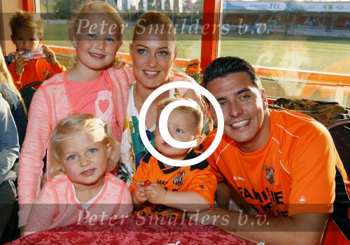 Volendam 15 april 2015
Het mini jan Smit stadion is vanavond geopend met een serie penaltie s van Henk Veerman en Robert Muhren op Jan Smit als keeper. Ook Liza Fem Emma en Senn waren aanwezen alsmede ome Cor