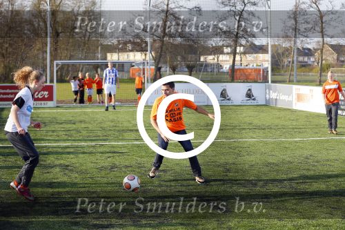 Volendam 15 april 2015
Het mini jan Smit stadion is vanavond geopend met een serie penaltie s van Henk Veerman en Robert Muhren op Jan Smit als keeper. Ook Liza Fem Emma en Senn waren aanwezen alsmede ome Cor