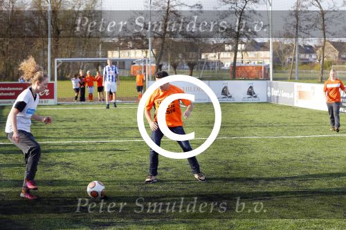Volendam 15 april 2015
Het mini jan Smit stadion is vanavond geopend met een serie penaltie s van Henk Veerman en Robert Muhren op Jan Smit als keeper. Ook Liza Fem Emma en Senn waren aanwezen alsmede ome Cor