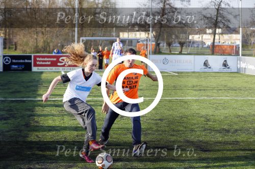 Volendam 15 april 2015
Het mini jan Smit stadion is vanavond geopend met een serie penaltie s van Henk Veerman en Robert Muhren op Jan Smit als keeper. Ook Liza Fem Emma en Senn waren aanwezen alsmede ome Cor