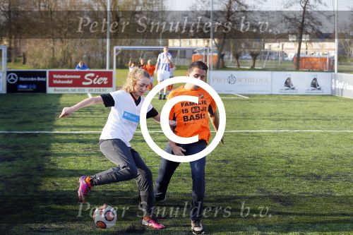 Volendam 15 april 2015
Het mini jan Smit stadion is vanavond geopend met een serie penaltie s van Henk Veerman en Robert Muhren op Jan Smit als keeper. Ook Liza Fem Emma en Senn waren aanwezen alsmede ome Cor
