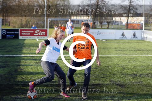Volendam 15 april 2015
Het mini jan Smit stadion is vanavond geopend met een serie penaltie s van Henk Veerman en Robert Muhren op Jan Smit als keeper. Ook Liza Fem Emma en Senn waren aanwezen alsmede ome Cor