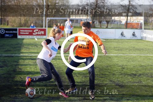 Volendam 15 april 2015
Het mini jan Smit stadion is vanavond geopend met een serie penaltie s van Henk Veerman en Robert Muhren op Jan Smit als keeper. Ook Liza Fem Emma en Senn waren aanwezen alsmede ome Cor